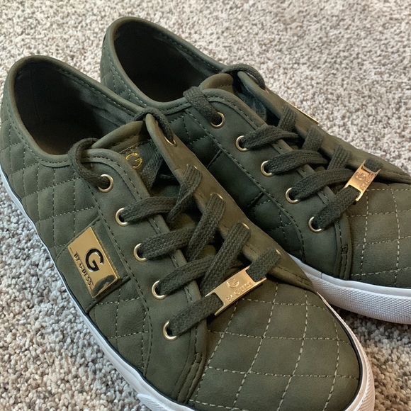 Guess Shoes - Picture 2 of 3